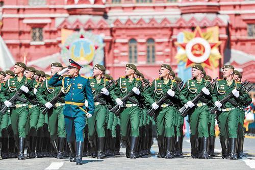 俄罗斯阅兵士兵图片