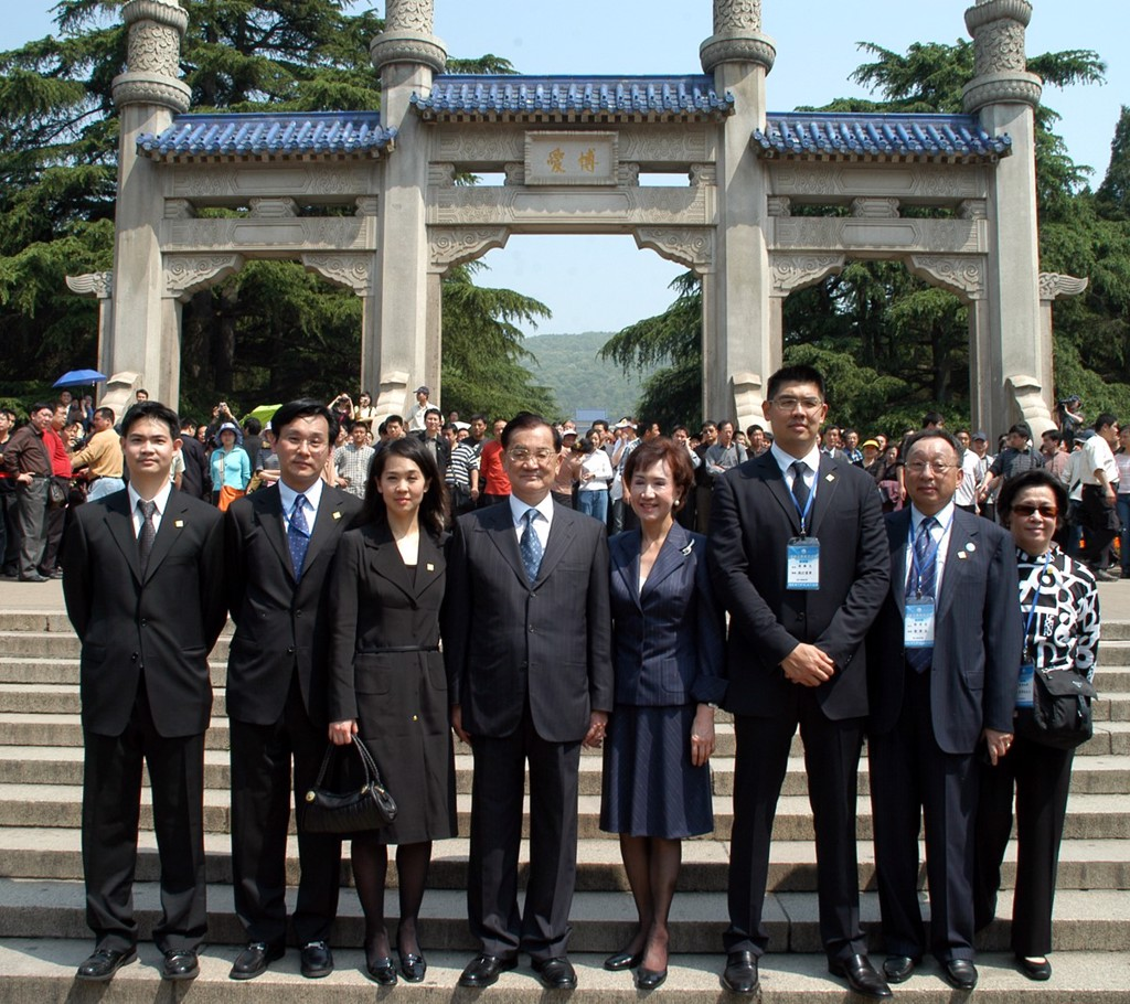 2005年,连战与家人在中山陵博爱坊前合影(资料照)