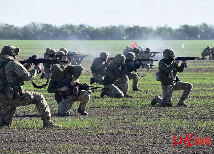 ↑正在训练的乌军士兵