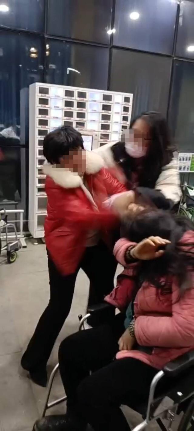 1月2日,打人者追到医院,对陈女士姐姐揪头发扇耳光(受访者供图)