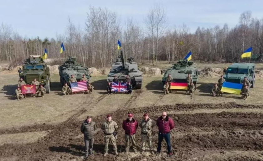↑乌克兰国防部2023年3月27日发布的图片显示，西方多国提供的主战坦克已抵达乌克兰