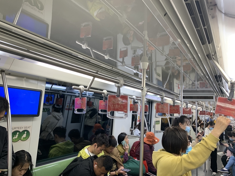 地铁2号线一车厢内的电子显示屏及条状显示屏均没有启用.