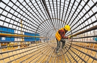 工人奋战在本桓高速公路项目施工现场。本报特约记者　　林　　林　　摄