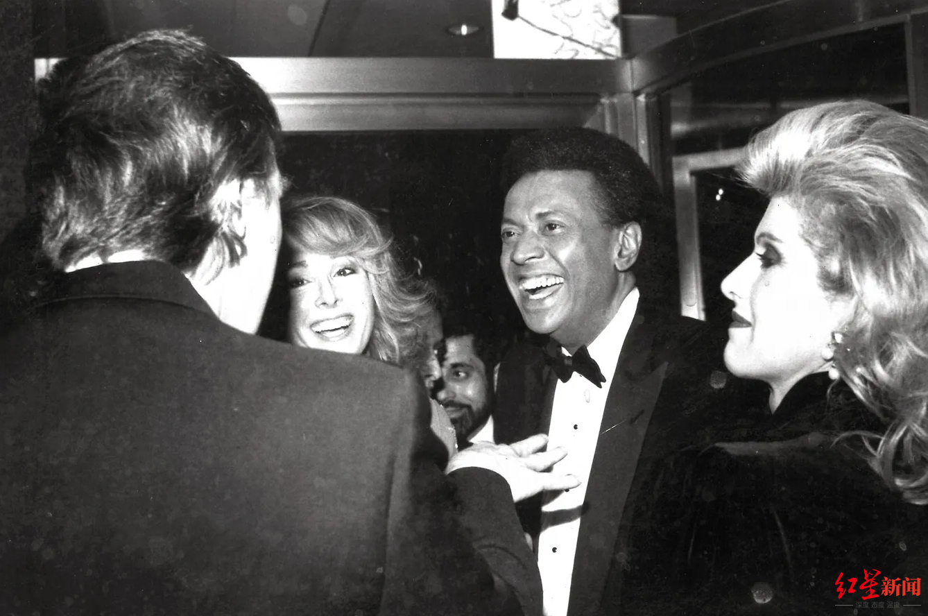 ↑在媒体随后曝出一张1987年特朗普与卡罗尔在活动中见面的照片。图中为特朗普及其夫人、卡罗尔及其丈夫