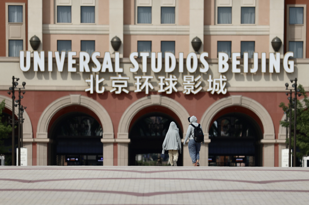 实际上,自2021年9月开业后,一年间环球影城便经历了三次闭园.