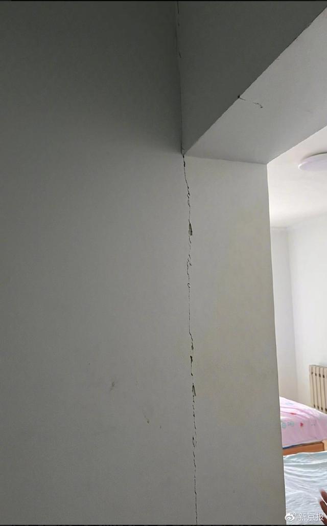 哈尔滨利民学苑小区受损楼栋承重墙破坏导致同楼其他业主家出现裂痕。受访者供图