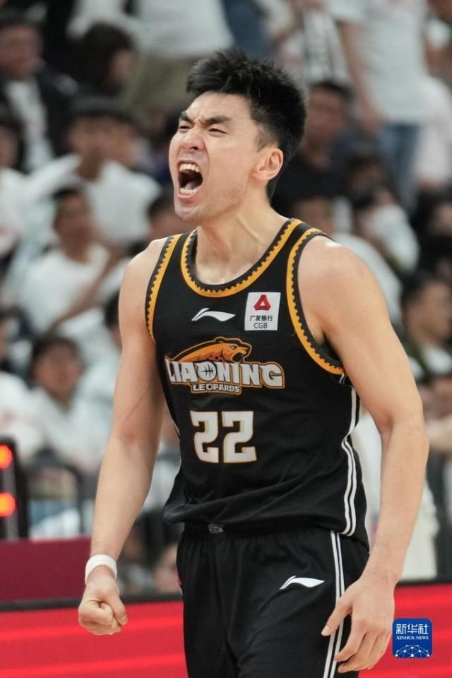 5月10日,辽宁本钢队球员李晓旭在比赛中庆祝得分.