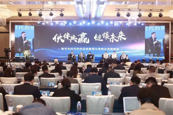 右二为易宠科技联合创始人余振
