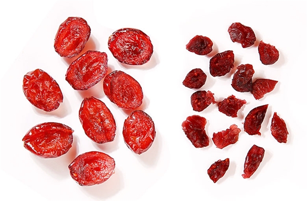 百草味“阳光果派”蔓越莓(左)与市场蔓越莓对比