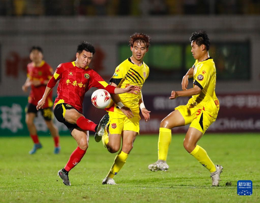 5月10日,广西平果哈嘹队球员吕品(左)在比赛中停球.