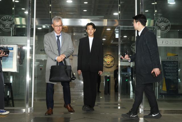 劉亞仁第二次警方傳喚,因現場媒體太多臨時取消 - 新浪香港