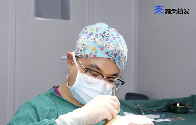 刘光耀医生为发友做植发手术