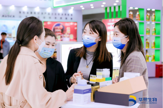 图说-消费者观展和试用产品润百颜作为华熙生物旗下核心战略品牌,创新