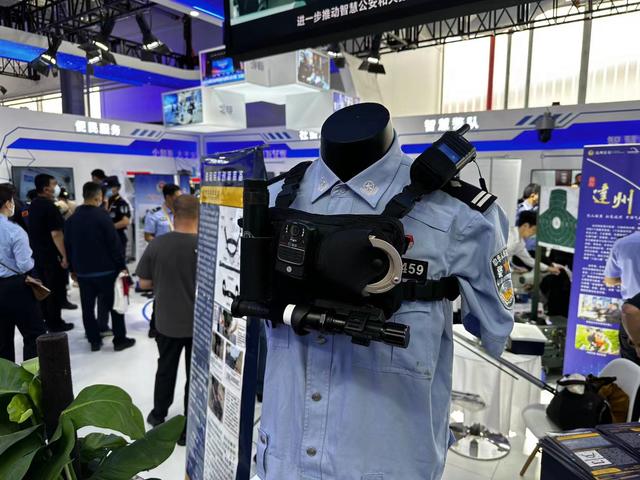 现场展示警用装备.新京报记者 王巍 摄