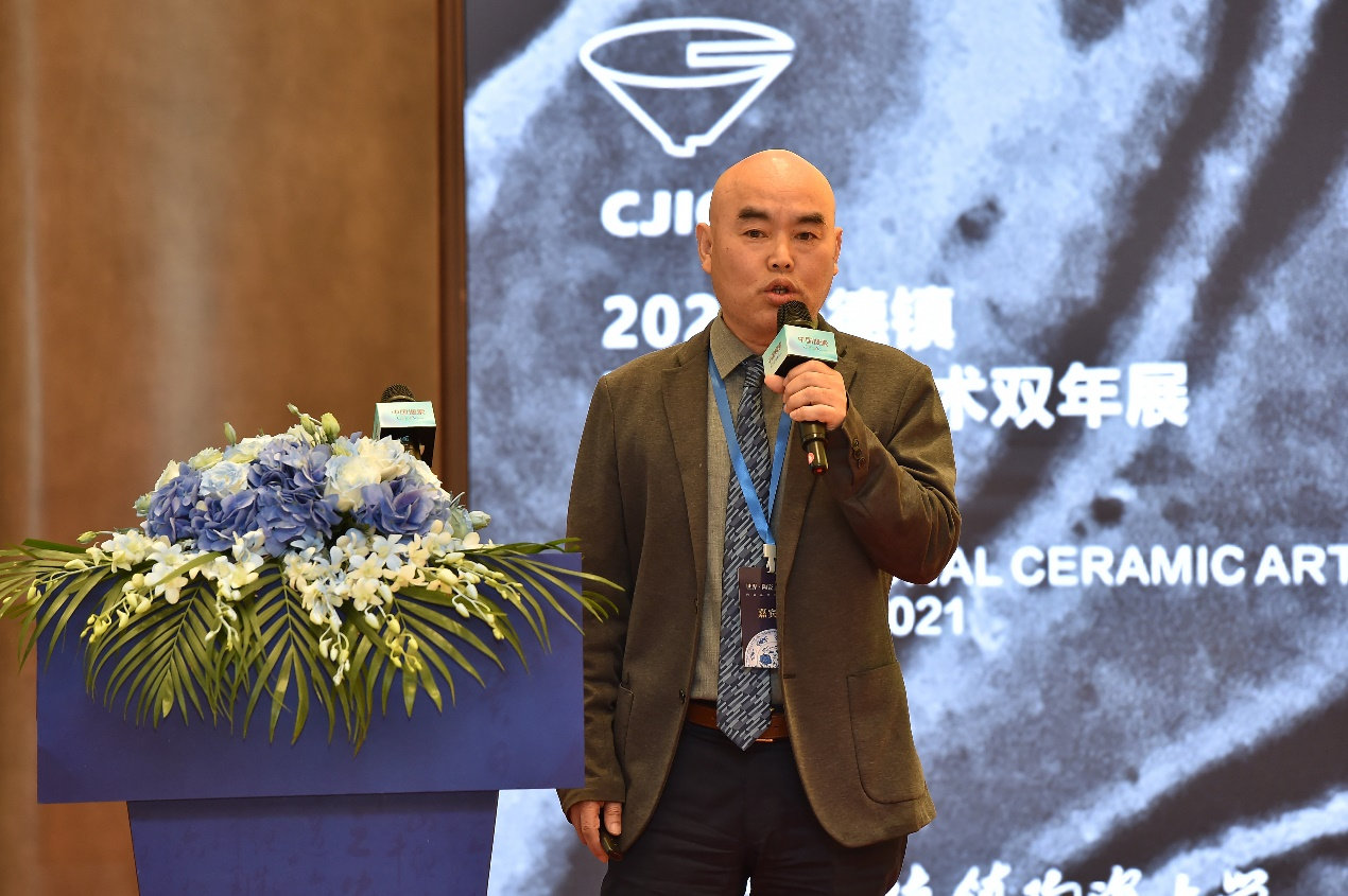 景德镇陶瓷大学副校长吕品昌发表主题演讲.宋家儒摄