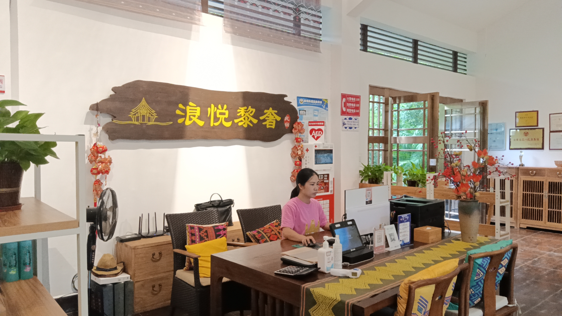 韩小春在民宿里承担前台接待,餐厅服务员等工作.本人供图