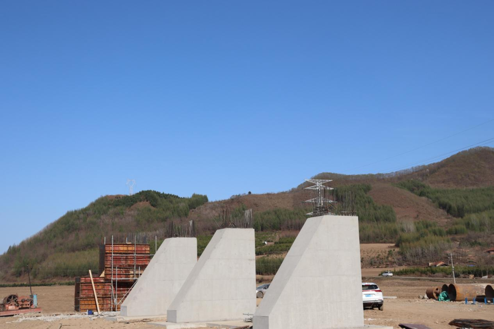 大桥全长247米,下部结构桥墩采用柱式桥墩,桩基础,桥台采用肋板式桥台