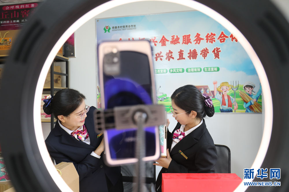 杨瀰摄  在石家庄市藁城区的"电商村"屯头村,主播正在通过直播销售