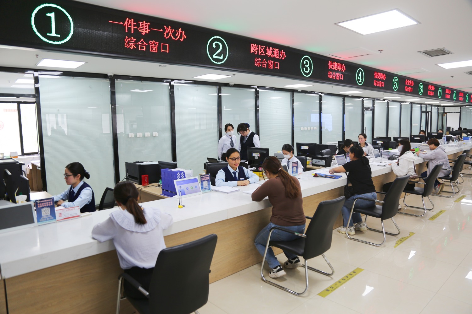 图为定兴县行政审批大厅.