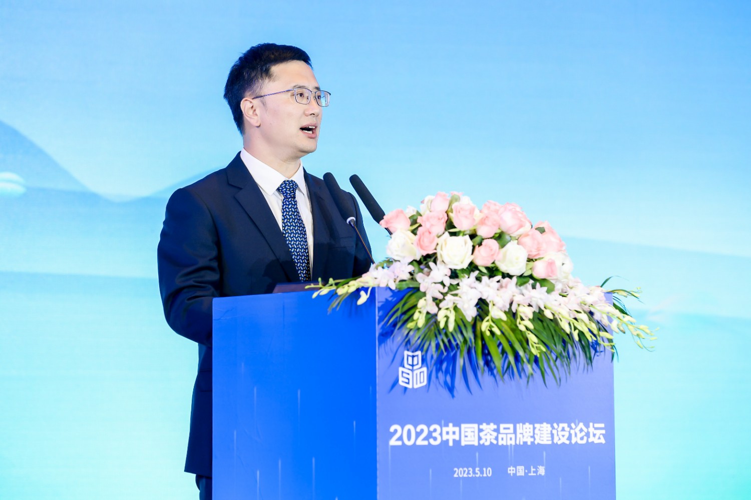 图为福鼎市委副书记,市长周春海在论坛现场发言
