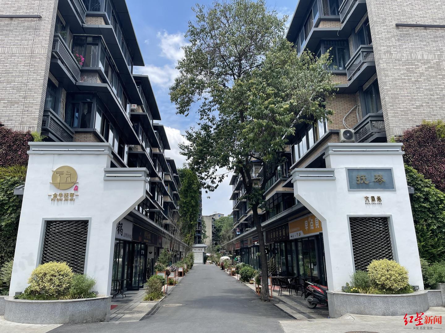 从老旧社区搬走的年轻人带着老婆孩子又搬回来了