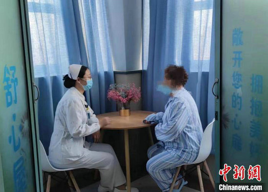心理护理学组成员与患者交流江苏省肿瘤医院供图