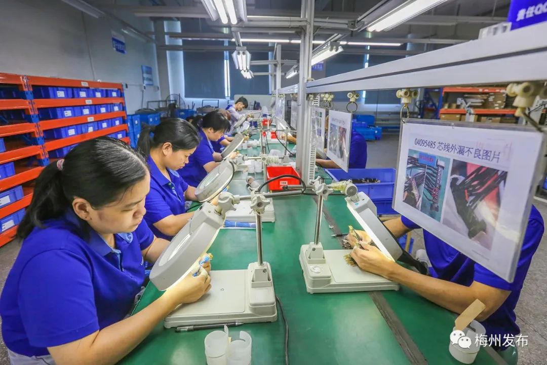 立讯精密生产车间一角.