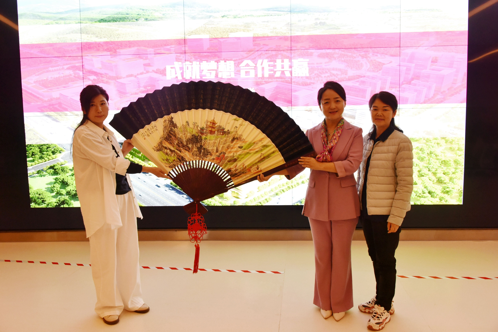 国际医学董事长史今代表公司管理层接受投资者赠的礼品(公司供图)