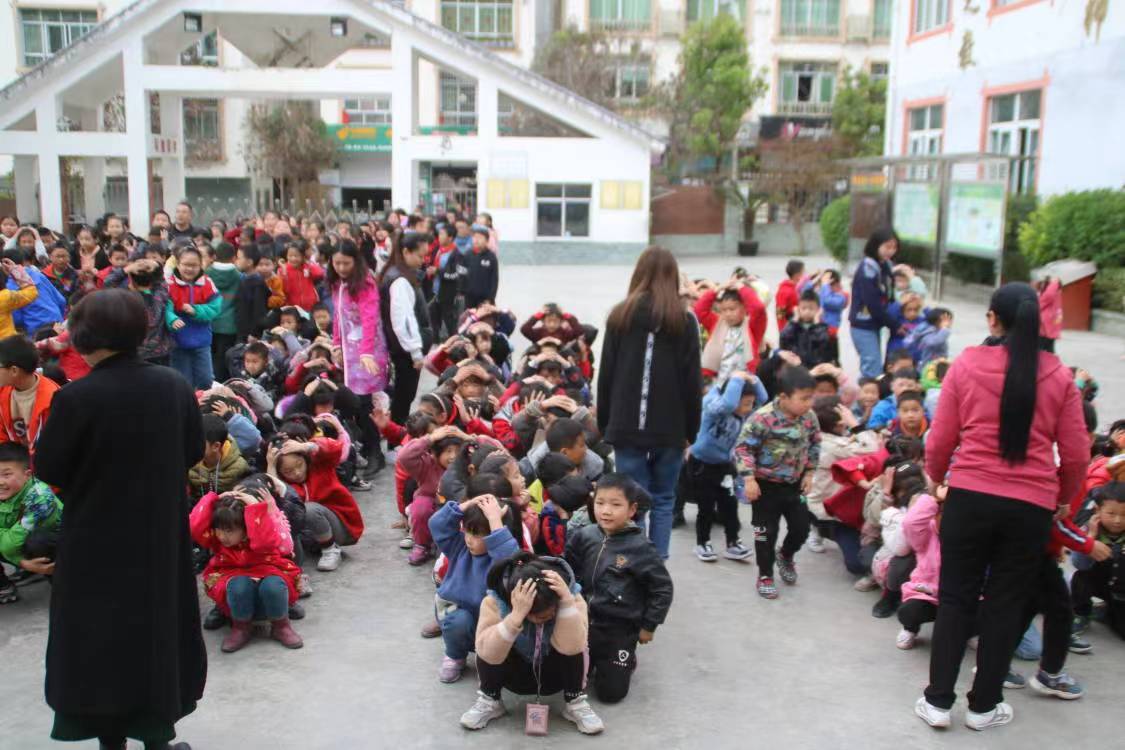 禹里小学进行地震应急演练