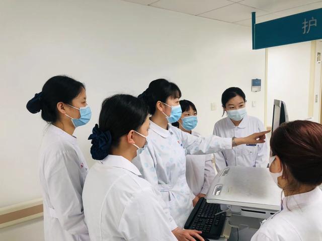 北京宣武医院神经内科科护士长常红正在给护士们指导工作.受访者供图