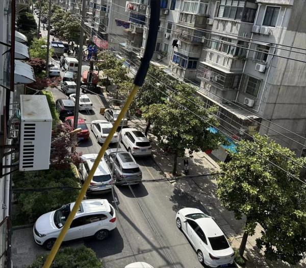 扩车位计划搁浅,浦东惠南一小区每天上演抢车位"大战",有人索性停车路