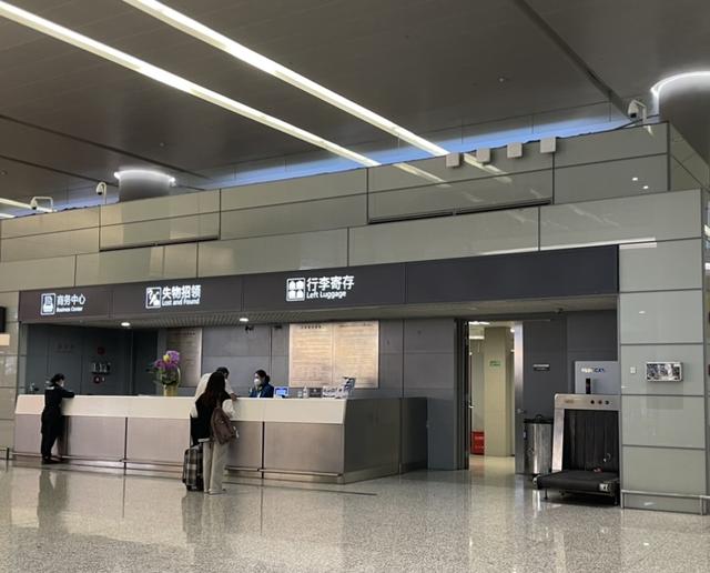 虹桥机场2号航站楼的行李寄存台. 王海燕摄