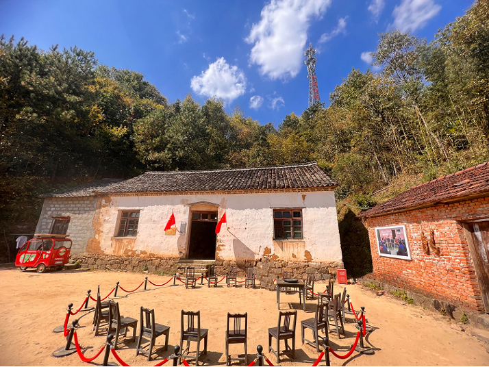 (金寨县花石乡大湾村村民陈泽申家的小院 刘丽靓摄)