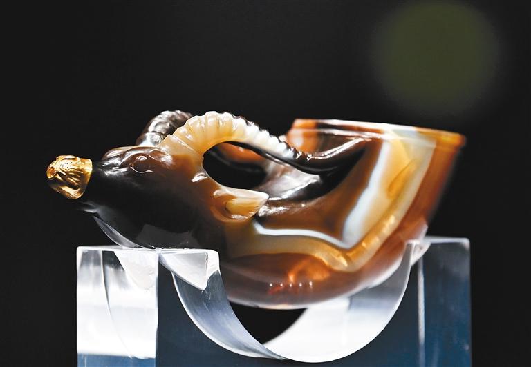 5月11日在陕西历史博物馆拍摄的馆藏唐代文物镶金兽首玛瑙杯.