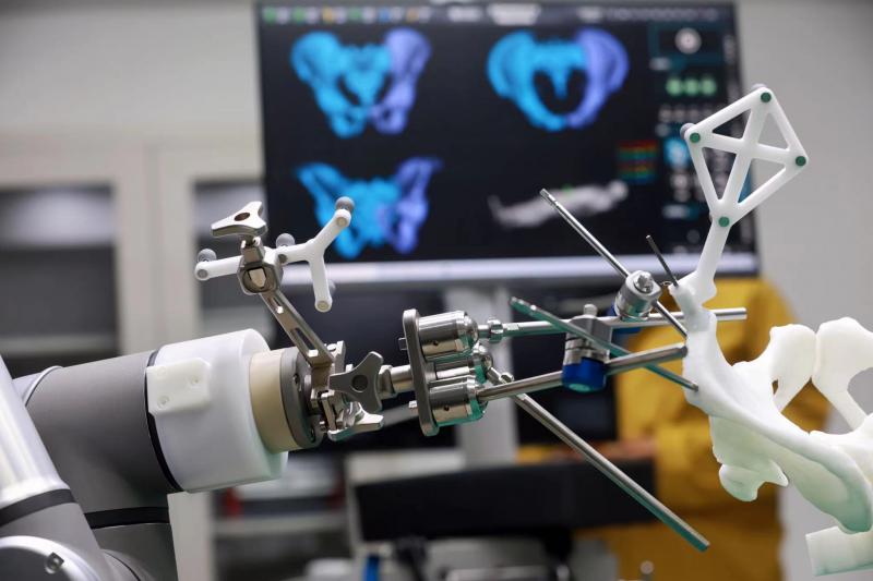 精度可达毫米级 北京积水潭医院智能化骨折复位机器人成医生"超级助手