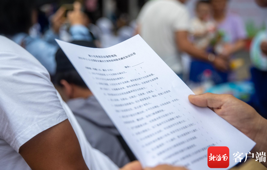 工作人员现场发放问卷,与市民互动.记者 刘洋 摄