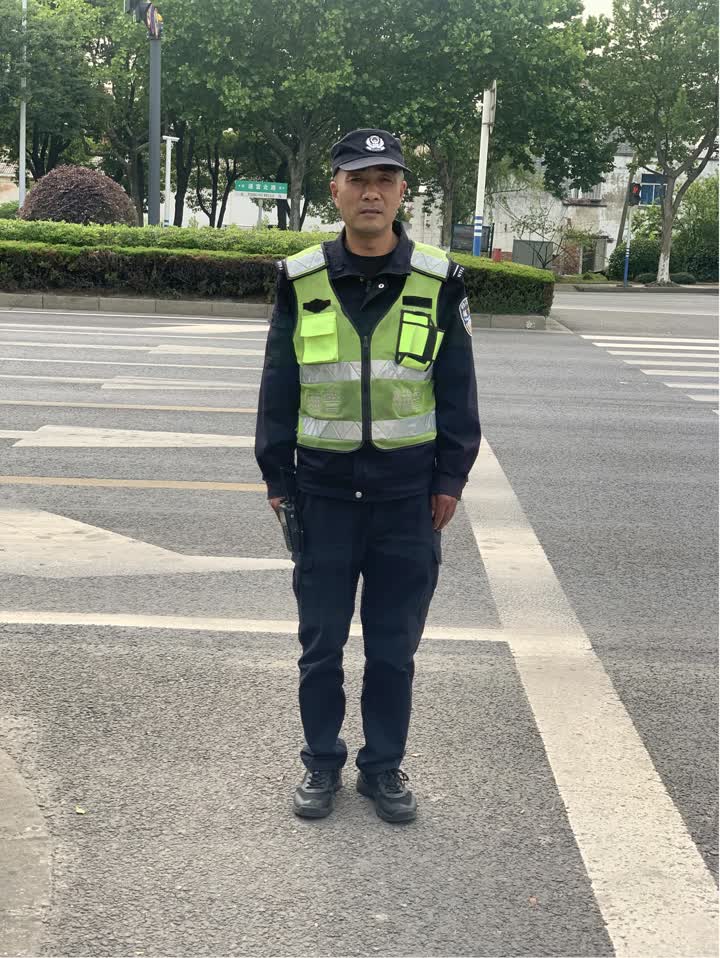 找到了这位好心的辅警,他叫周红兵,是南通交警三大队的一名辅警