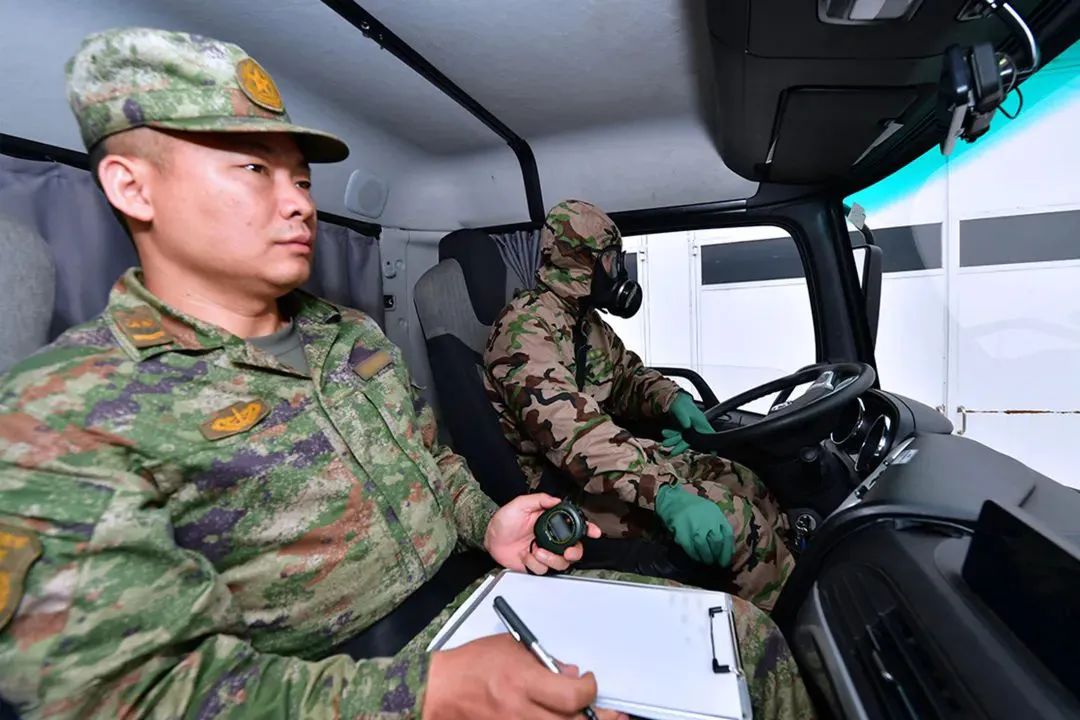 子夜时分,战车轰鸣山间,火箭军某部特种车驾驶员比武激烈展开|战车