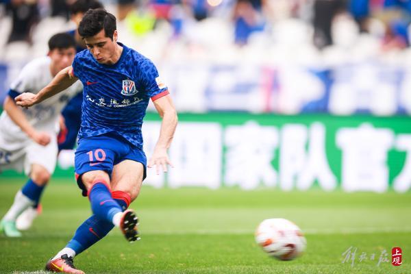 申花队球员特谢拉点射收获中超首球.