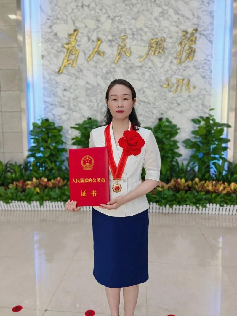 曾获全国"人民满意的公务员"称号,她履新县委书记|县委书记_新浪财经