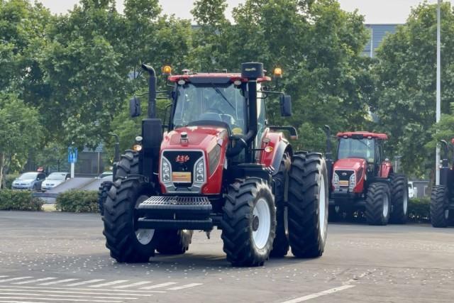 图为东方红lf2204无人驾驶拖拉机.新华社记者刘羽佳 摄