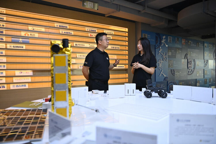 　　在天津大学科技园，北洋海棠基金发起合伙人何勇军（左）在和同事交流（5月9日），新华社记者李然摄
