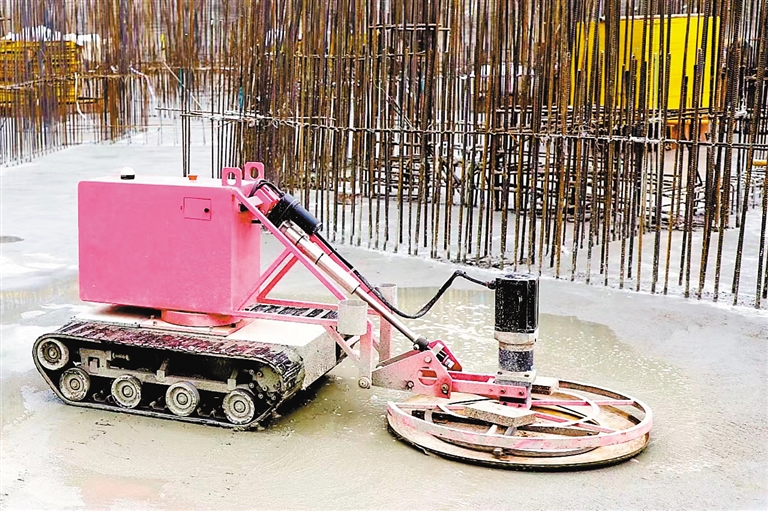 在坪山区沙湖保障性租赁住房项目施工现场,首批三款智能建筑机器人