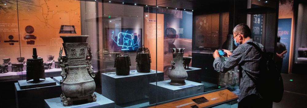 观众在湖北省博物馆展厅参观(2023 年 4 月 18 日摄) 伍志尊摄 / 本刊