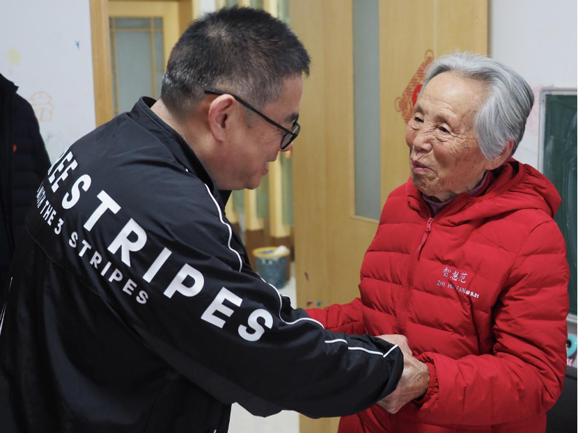 范卫东与张世珍老人。（新华社记者 高天 摄）