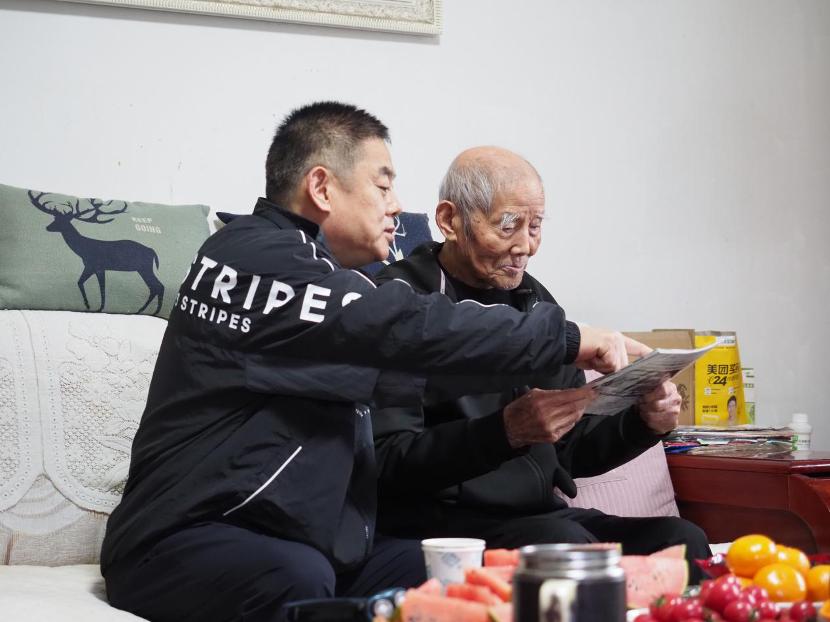 范卫东和父亲范传玺在家中聊天。（新华社记者 高天 摄）