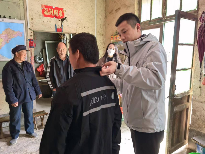 志愿者入户送衣服（受访者提供）