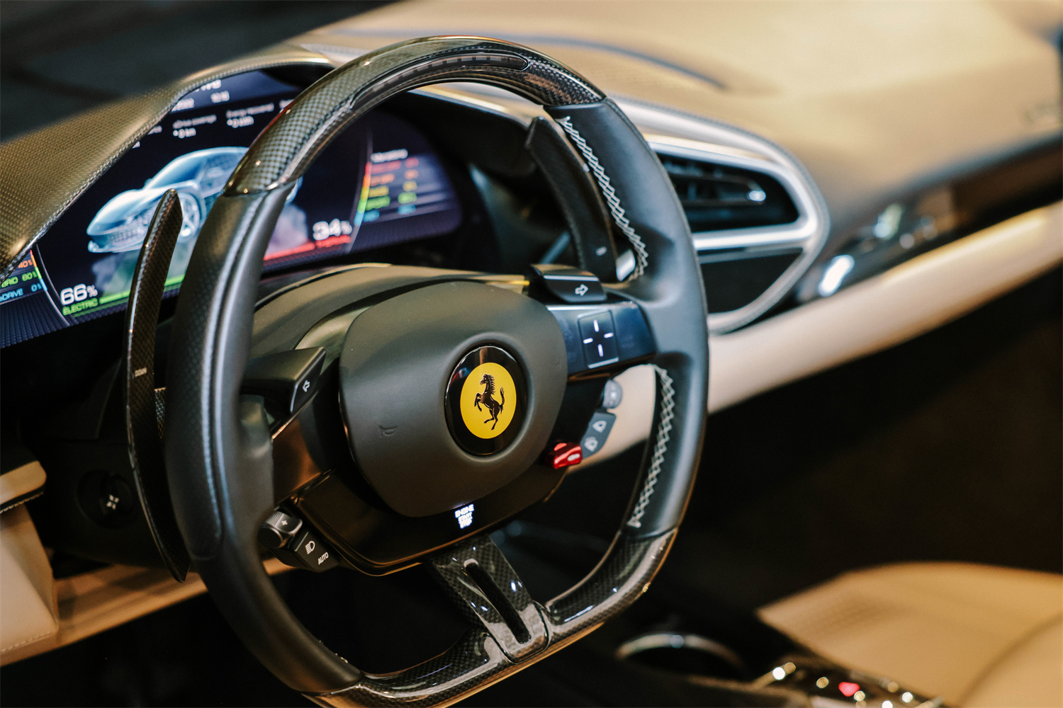 与很多法拉利车型一样,296gts的方向盘上充满了各种功能按键