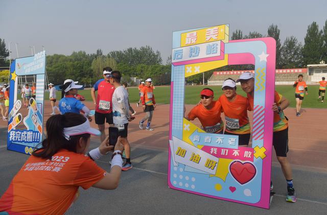 选手在半马打卡点合影.新京报记者 李木易 摄