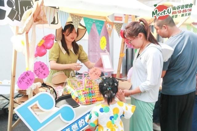 5月14日，青年文化志愿者展售密云优质农产品、非遗手工艺品、大学生艺术创意品等。（北京青少年服务中心/供图）